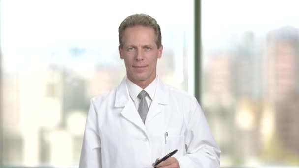 Médecin masculin joyeux avec stéthoscope . — Video