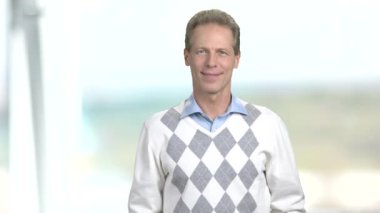 Jest başparmak veren memnun olgun adam.