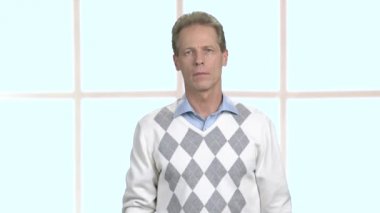 Olgun adam korkunç öksürük sahip.