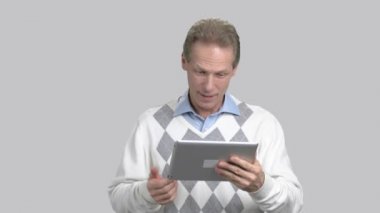 İnternet bağlantısı konuşan heyecanlı adam.