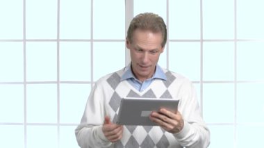 İnternet bağlantısı konuşan mutlu adam.