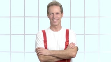 Çapraz kolları olan neşeli Oluşturucu.