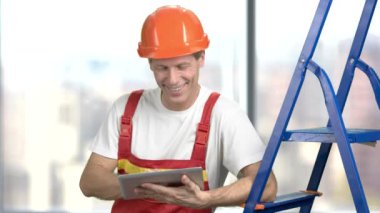 Mutlu inşaat işçisi pc tablet ile.