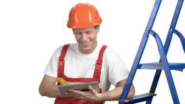 Erkek inşaat mühendisi dijital tablet kullanma.