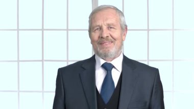 Yaşlı sakallı girişimci silah geçti.