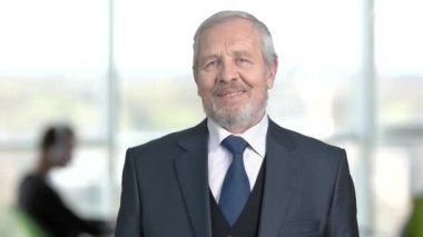 Office arka plan üzerinde üst düzey iş adamı.