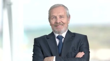 Akıllı yaşlı işadamı, arka plan bulanık.