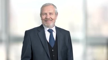 Yukarı hareket ile üst düzey gülümseyen iş adamı.