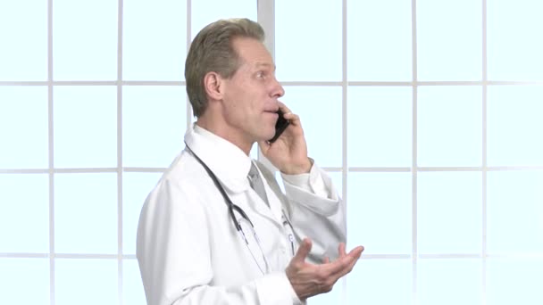 전화 통화 하는 행복 한 의사. — 비디오