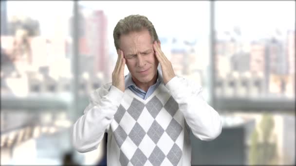 Benadrukt moe man met een slechte hoofdpijn. — Stockvideo