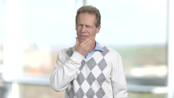 Homme mûr souffrant de maux de dents. — Video