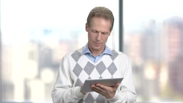 Leende kontorschef med pc tablet. — Stockvideo