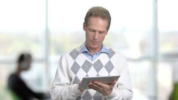 Positieve uitvoerend bezig met digitale tablet. — Stockvideo