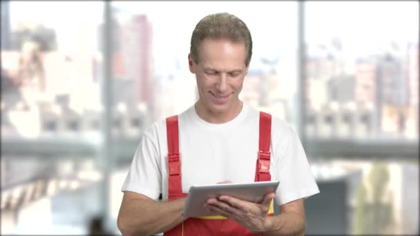 Architekt mittleren Alters arbeitet am PC-Tablet. — Stockvideo