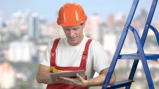 Handsome mature foreman, blurred background. — Stock Video