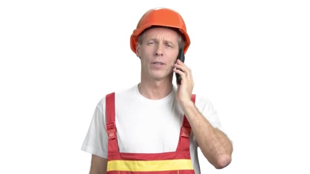 Średnim wieku konstruktora rozmowy na telefon. — Wideo stockowe