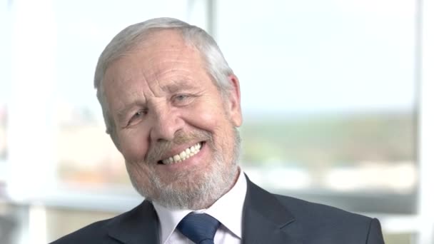Empresário velho feliz, fundo borrado . — Vídeo de Stock