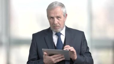 Bir fikir olan yakışıklı üst düzey iş adamı.