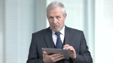 Kıdemli pc tablet üzerinde çalışan şirket.