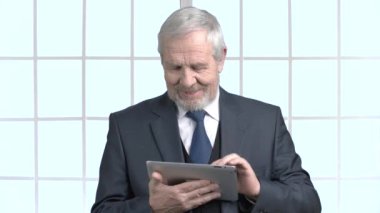 Neşeli üst düzey yönetici bilgisayar tablet kullanma.