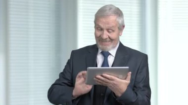 Mutlu büyük işadamı PC tablet kullanma.