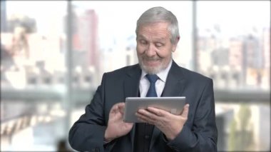 Pc tablet ile mutlu üst düzey iş adamı.