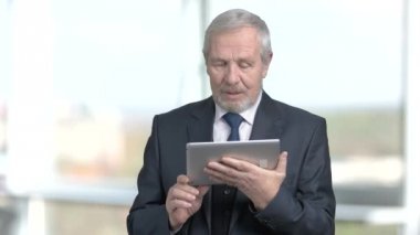 İnternet bağlantısı konuşmak mutlu sakallı işadamı.