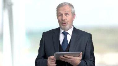 Sunu üzerinde tablet ile üst düzey iş adamı.