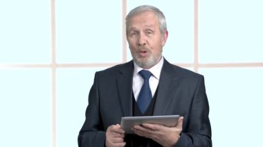 Konuşma ve el hareketi üst düzey iş adamı.