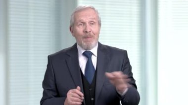 Yaşlı işadamı kadrosu ile konuşmayı.