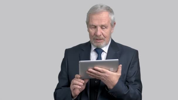 Senior executive talking via internet. — Stock Video