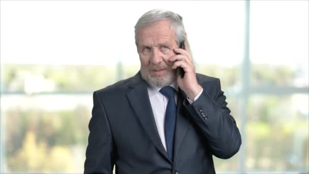 Chef talar på mobiltelefon. — Stockvideo