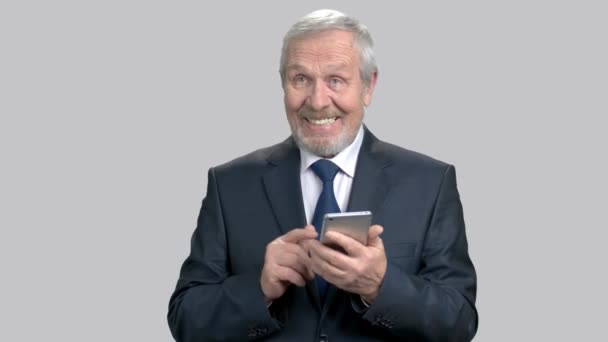 Excited mature businessman with smartphone. — Stock Video