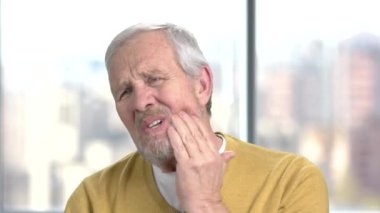 Diş ağrısı ile portre adam kapatın.