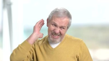 Korkunç boyun ağrısı olan yaşlı bir adam.