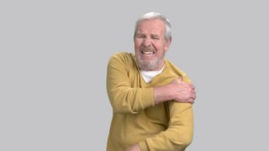 Adam omuz rahatsızlık acı.