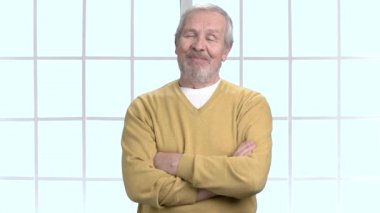 Çapraz kolları olan büyük casual adam.