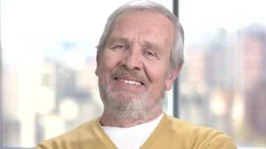 Bulanık arka plan üzerinde beyaz emekli.