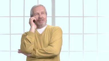 Cep telefonuyla konuşan mutlu olgun adam.