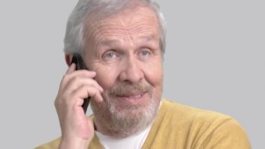 Telefon ile neşeli yaşlı adam.