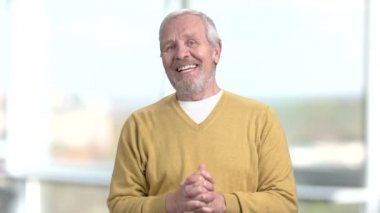 Komuta sizde konuşurken arka plan bulanık.