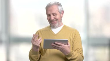 İnternet bağlantısı konuşan üst düzey adam.