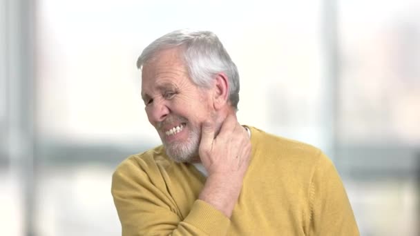 Mature man suffering from neck ache. — Stock Video