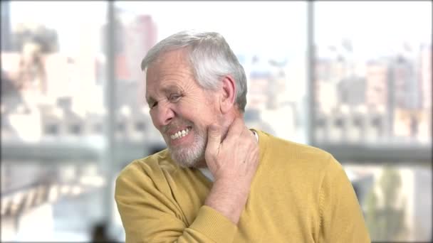 Ένας ηλικιωμένος άνδρας με το λαιμό και πόνος στον ώμο. — Αρχείο Βίντεο