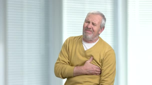 Elderly man suffering from heart ache. — Stock Video