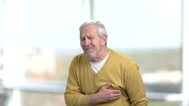 Homem idoso caucasiano que sofre de ataque cardíaco . — Vídeo de Stock