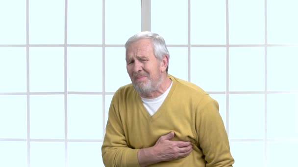 Sad old man with heart attack. — Stock Video