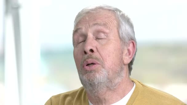 Close up elderly man suffering from pain. — Stock Video