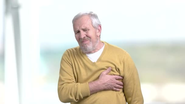 Człowiek o dyskomfort w klatce piersiowej. — Wideo stockowe