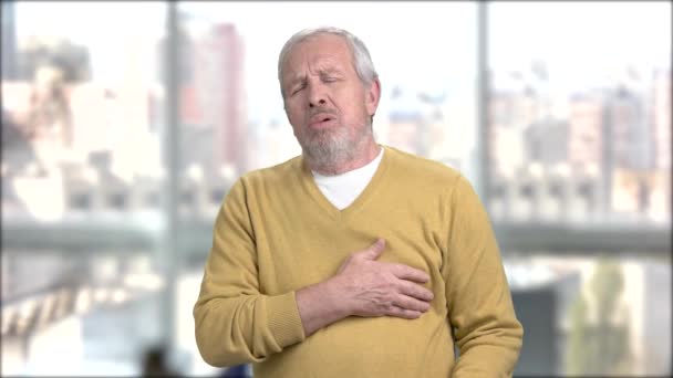 Man suffering from heart disesase. — Stock Video